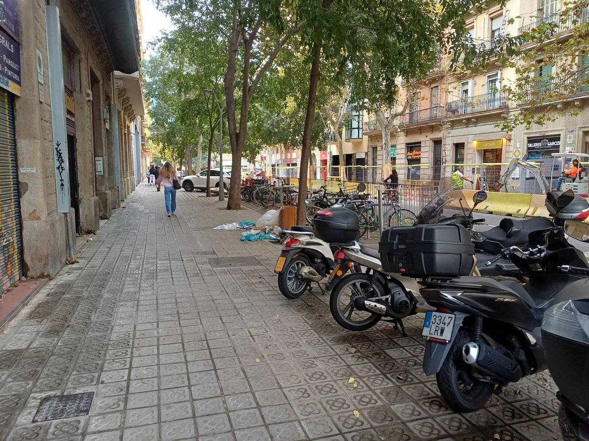 I això benvolguts <a href="/jaumecollboni/">Jaume Collboni</a>  i <a href="/laiabonetrull/">Laia Bonet</a> és una vorera escolar al 2025. Amb espai per a brossa, motos, cotxes... excepte per a les famílies i el veïnat.
<a href="/RevoltaEscolar/">Revolta Escolar Cat</a>