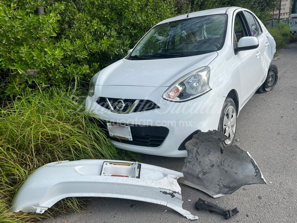 DiariodeYucatan's tweet image. 🚗 Fuerte choque en la entrada de Progreso 🚧

La tarde de este martes se registró un accidente en la entrada de #Progreso, luego de que un auto Kía rojo impactara por alcance a un March blanco que se dirigía hacia el puerto desde #Mérida.

El Kía era conducido por un hombre de…