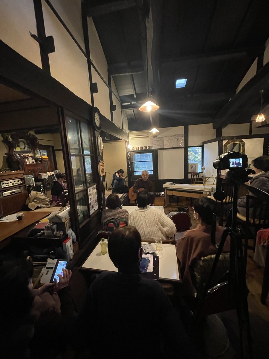 本日11/12水曜日14時から京都山科のミュージックサロンYOSHIKAWAにて
【朗読ライブ】今日は14名の方が表現を披露されます。聴き手さんは当日のお申し込みでもご参加していただけます！
時間枠は7分程度。次回は1/14(水)14時です！読み手聴き手随時募集しています♪