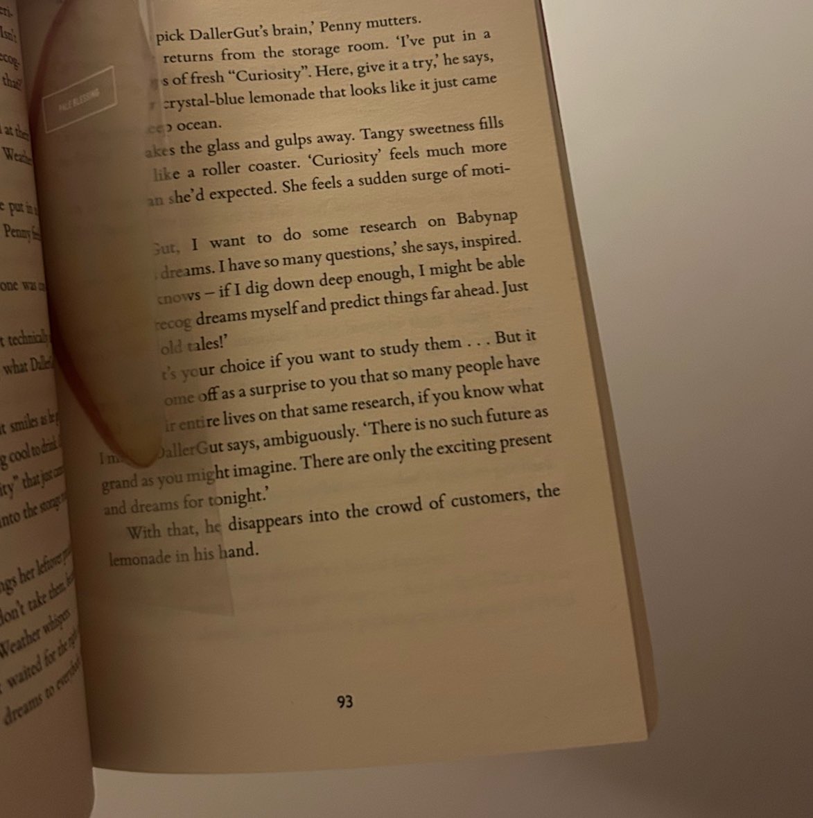 한국에서 가져온 책이 없어서 탐라에 들어오는 책 그 어떤 것도 읽을 수가 없음… 저는 최근에 여기서 도서대출증을 만들었고요, 달러구트 꿈 백화점 읽고 있어요. 참, 1월에 잠깐 한국에 들어가는데 그때 책 바리바리 싸들고 올 예정.