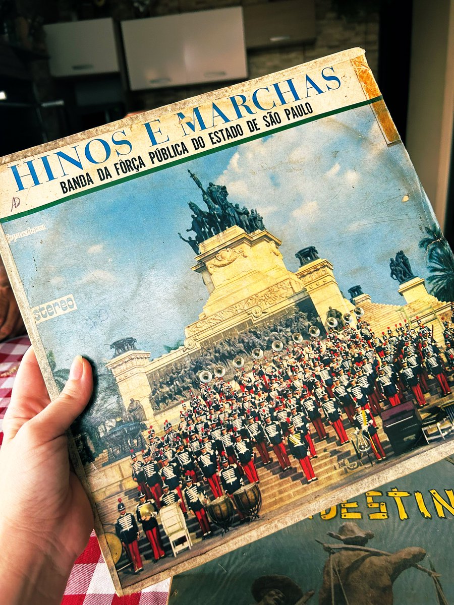 Tem cada um…

“Já raiou a liberdade
Já raiou a liberdade…”