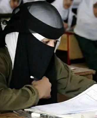 انا محتاجه  شخص  يعلمني شغله اقدر  اصرف منها على  الجامعه  واكون قادره اجمع بين العمل والجامعه هل هناك  من طريقه سهله وتكفي حاجتي 
افعل خير وعلمني من تجربتك في الحياه  تابعني علق بكلمه تم 
والله يسعد قلب من قال ابشري قول وفعل