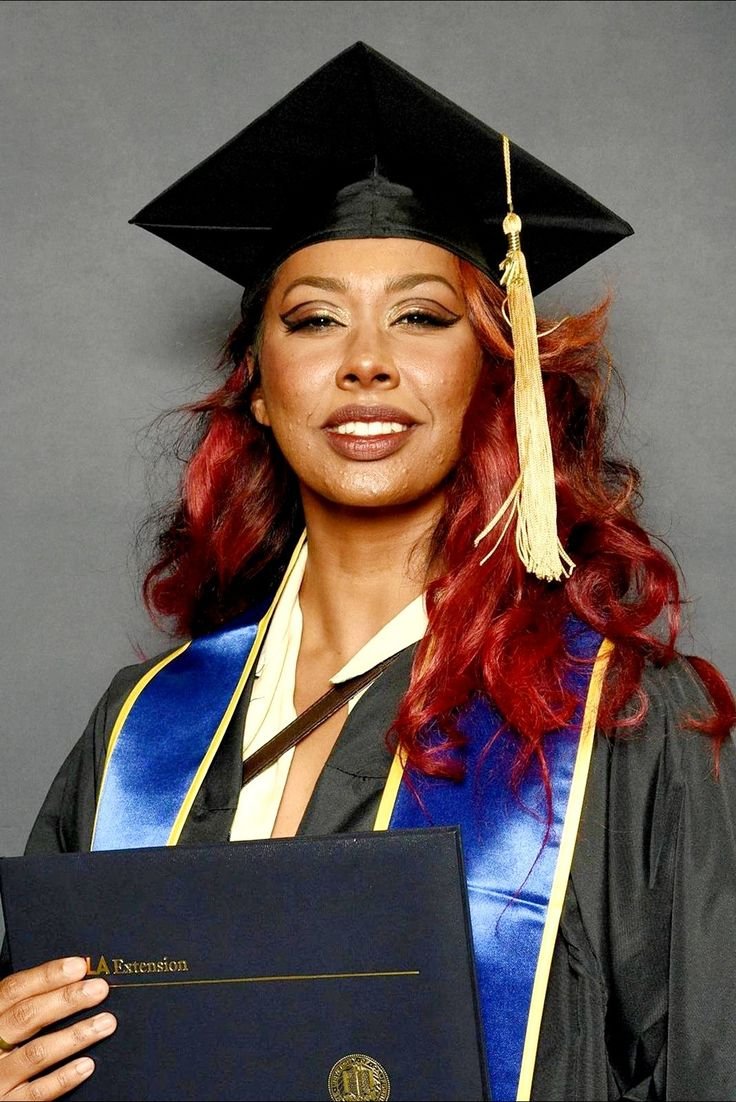 SharatazRai's tweet image. #DeraeRaiArtGallery is a leading international award winning artist who has been winning awards from the age of 7years old, #DeraeRaiQueenOfDaimonds has planted thousands of trees to #SaveEarth and has received standing ovations for various achievements @news