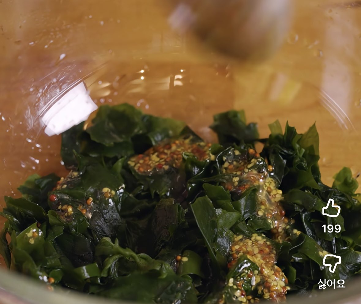 장이 편안해 지는 초간단 미역 반찬! 얼마전 후쿠오카 출장갔을 때 다이닝 레스토랑에서 미역을 머스터드에 무쳐주는 걸 보고 이거다!! 싶어 따라해봤는데 역시나 너무 맛있!!! 마른 미역 10g 불려서 물기 꽉 짠 다음 올리브오일 2, 식초 1, 홀그레인머스터드 1, 연두순 1 섞어 무치면 끗!