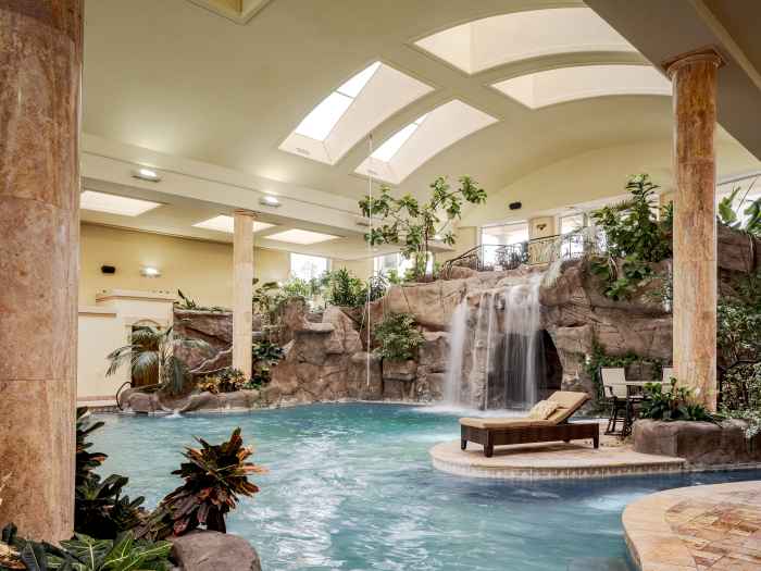 One of America’s Biggest Homes—Including Its Indoor Water Park—Is Now Asking $12.9 Million trib.al/GQ0wF8t