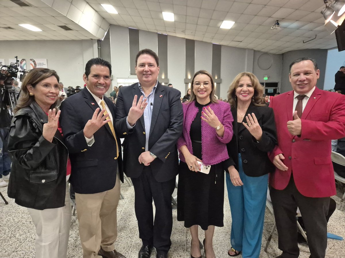 🇭🇳 Felicito a Defensores de Honduras y candidatos por firma de Convenio Democrático.

En 2013 impulsé desde PINU-SD la "Alianza para la Defensa del Voto". Trabajamos con PLH🇦🇹, PAC y Alianza Patriotica. Invité a LIBRE.

¡Votar masivamente, cuidar el voto!
#EleccionesLimpias #Paz