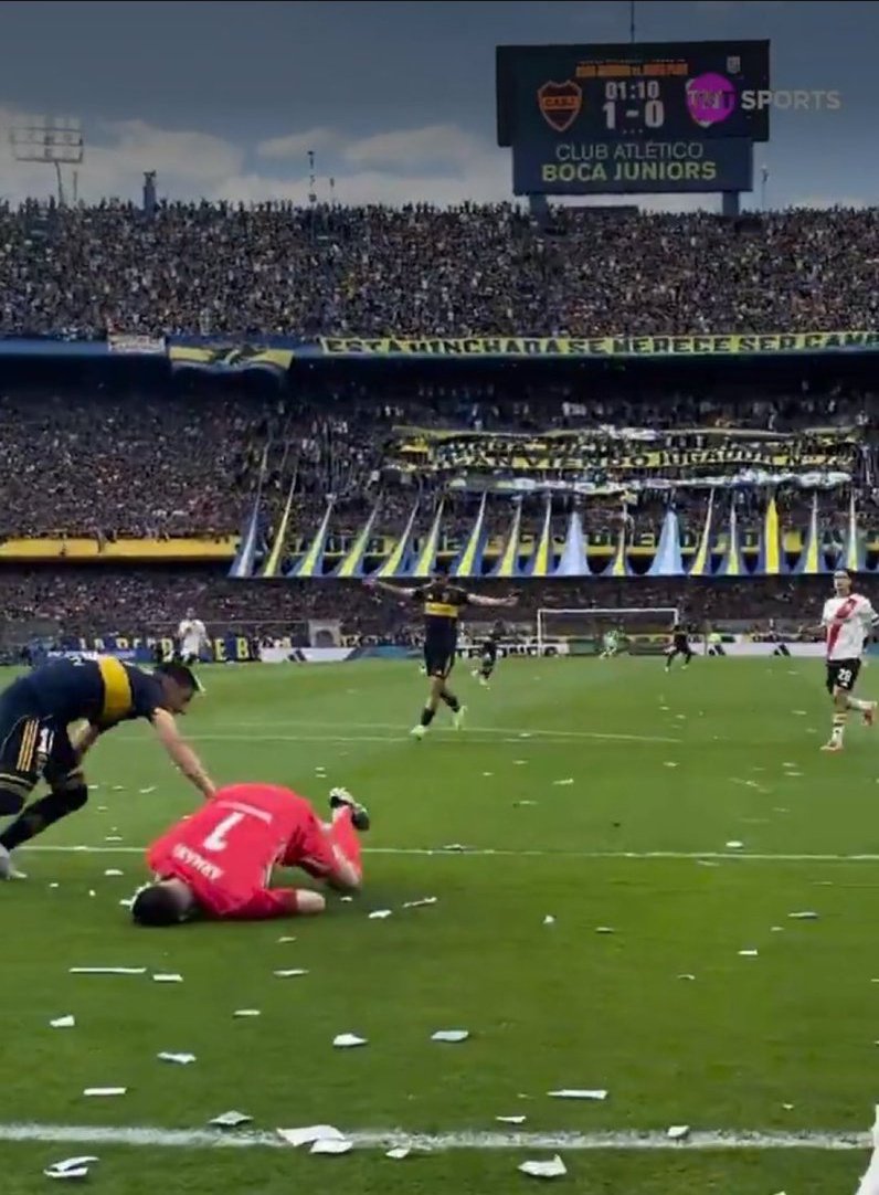 Armani no pone las manos ni para caer jijo