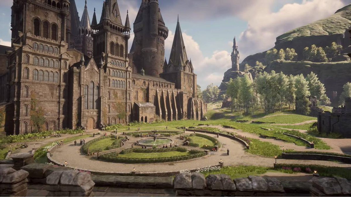 wizardingbruno's tweet photo. Jaz faz um tempo que venho dizendo que eu gostaria muito que o castelo de #Hogwarts da série de #HarryPotter da #HBO se fosse parecido ou inspirado no castelo de #HogwartsLegacy .

E me parece que a série pode estar indo mesmo por essa direção. Vejam só essas fotos de Ashridge Estate, (local onde a série acabou de filmar a cena da primeira aula de voo) em comparação com Hogwarts Legacy!

Sou só eu que tô vendo a semelhança? 🤔