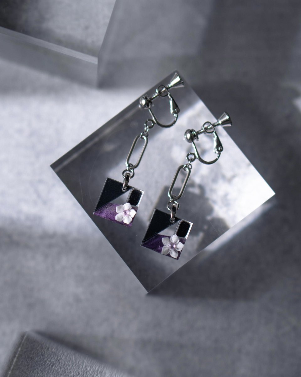 中央にはピンクサファイアをあしらいました