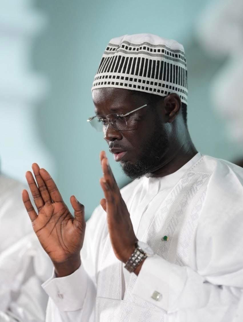 Muritpolytech's tweet image. Quand ils étaient venus vous cueillir on entendait « au suivant force restera à la loi »
Quand Ousmane SONKO vous a désigné comme candidat , ils se sont moqués de votre poids politique et surtout de votre physique disant qu’un président ne vous ressemble pas !
Nous avons battu…