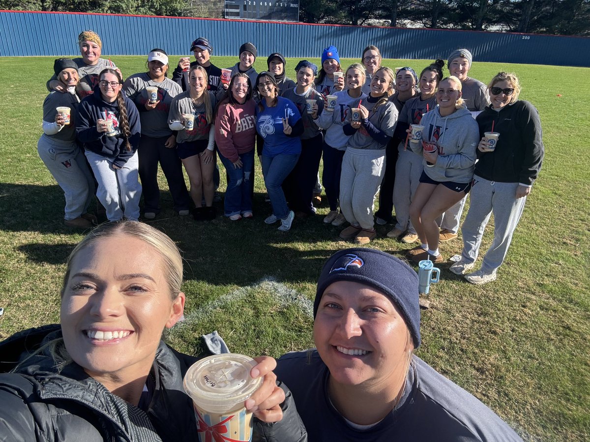 Thank you so much 🌟Seven Brew🌟 for bringing <a href="/WSCCsoftball/">WaltersStSoftball</a> iced coffees 🤩 

Go support your local Seven Brew 🥰