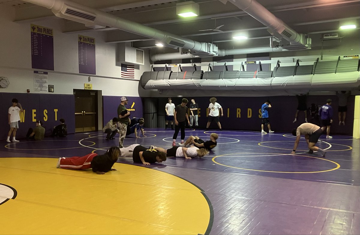 TbirdWrestling's tweet image. In honor of Veterans Day and Lieutenant Michael Murphy, the Thunderbird wrestlers took on the Murph workout today:
🏃‍♂️1 mile
100 pull-ups
200 push-ups
300 air squats
🏃‍♂️1 mile

They powered through without weighted vests—goal for next year: get enough vests for the whole team!