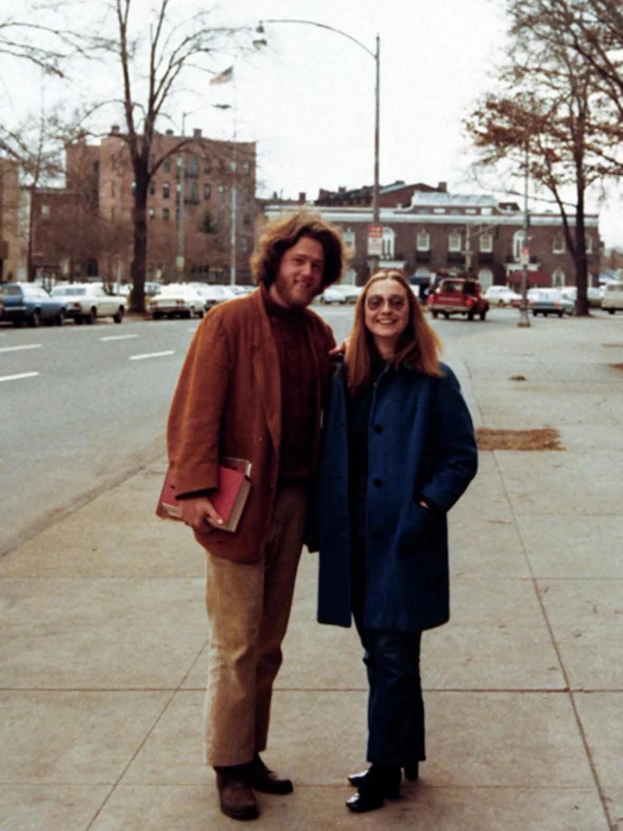 Hillary Rodham y Bill Clinton con pelazo en la Facultad de Derecho de Yale, 1972. Se conocieron en 1971 y se casaron en 1975.