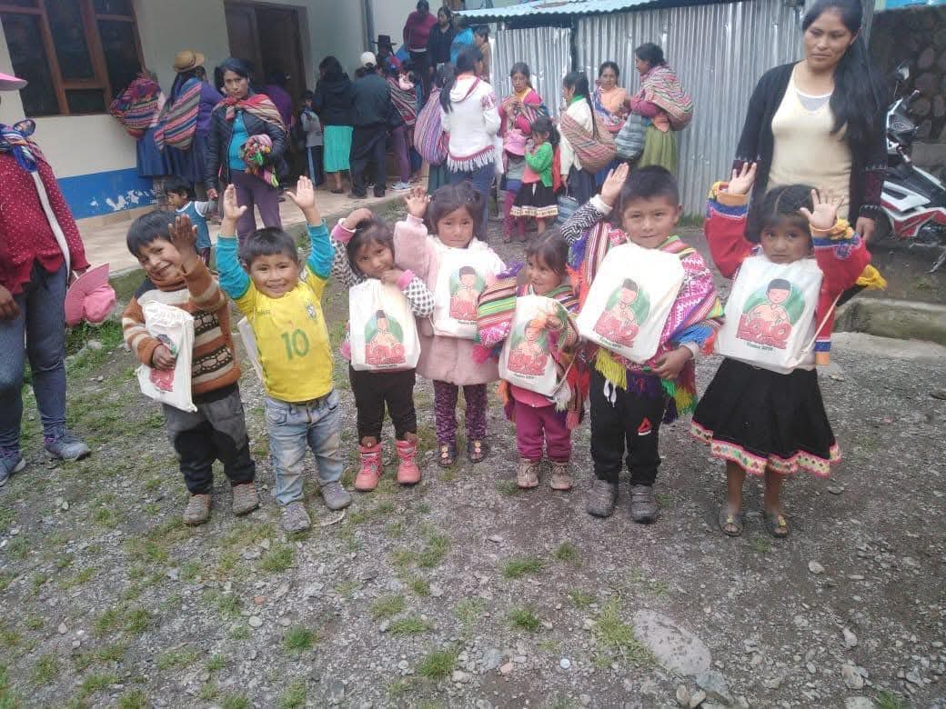 Por cada niño que cumple sus sueños🎓 detrás hay una #familia feliz.

Súmate a #Tiyakuy donando una caja de colores. Nuestra meta de noviembre son 100 cajas de colores 🎨.

📷 Cusco 2019