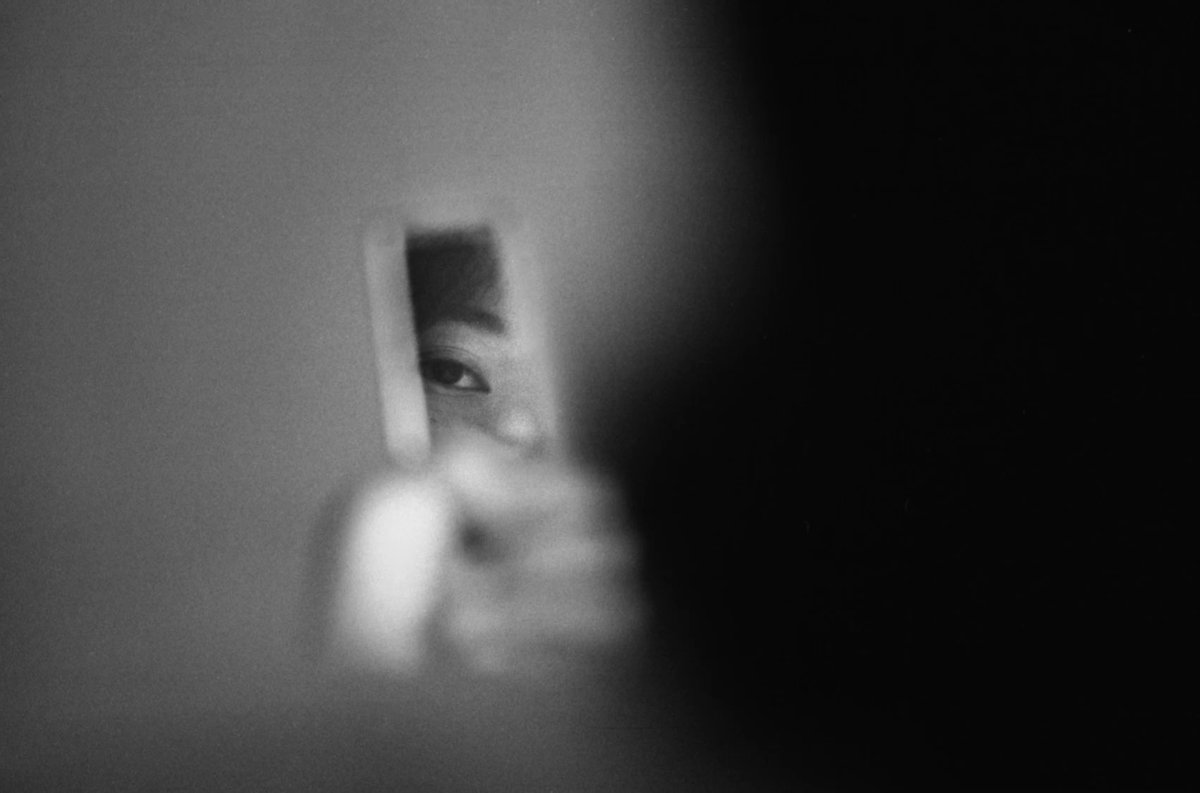 🎞️短編【感覚とメディア】より
『絨毯の下から』
監督：小野遥香、マリア・ヴェラスコ
🗓️12月10日(水)10:00
🗓️12月16日 (火)12:20
異なる文化で育った3人の女性の身体のタブーについての個人的な語りを通しタブーにおける普遍性を探る。題名は都合の悪いことを隠す意の仏語
 tdff-neoneo.com/lineup/lineup-…