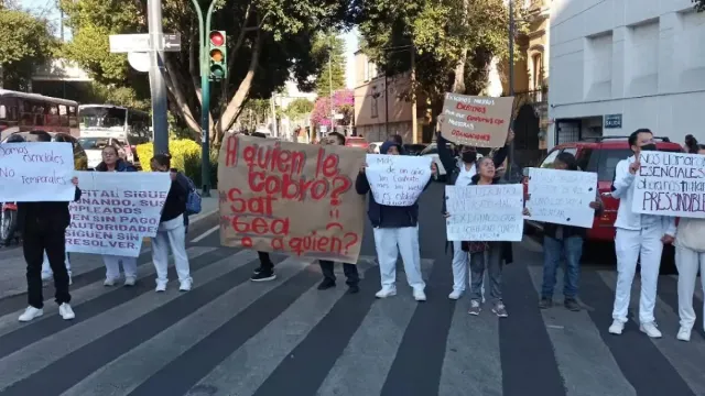 Trabajadores y pacientes del Instituto Nacional de Cancerología bloquearon Tlalpan y San Fernando exigiendo presupuesto y medicinas.
Cuando los enfermos tienen que salir a la calle a pedir lo que debería garantizar el Estado, es porque el sistema ya tocó fondo.