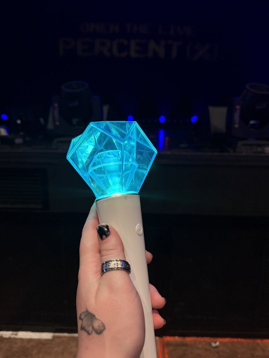_POETARTIST's tweet image. finally saw jinki after so so many years and i feel like my life is finally complete #onew_the_live_percent