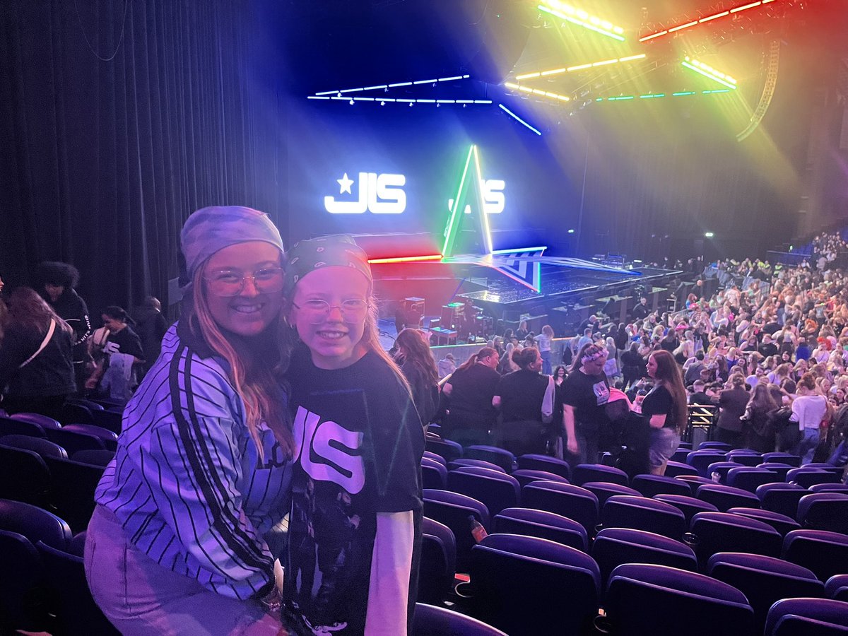 Seeing her face and how in awe she was tonight truly was something special, thank you <a href="/JLSOfficial/">JLS</a> 🥹💚💙❤️💛