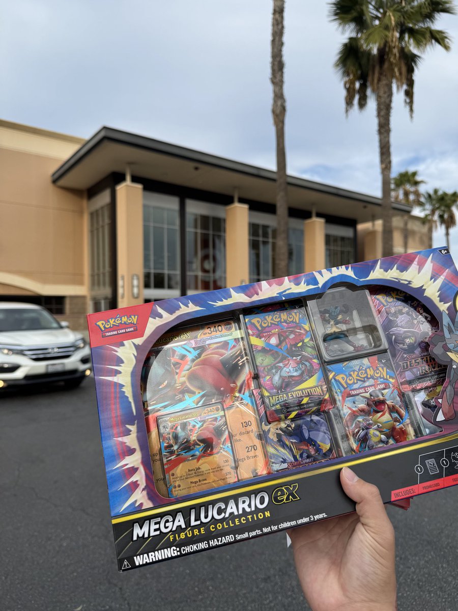 viizsla's tweet photo. @squirtletcgoc2 @LA_PTCGRestock @squirtletcgoc2 all sold out but got the last one. Blessed 🙏 https://t.co/fJszAsTQcr