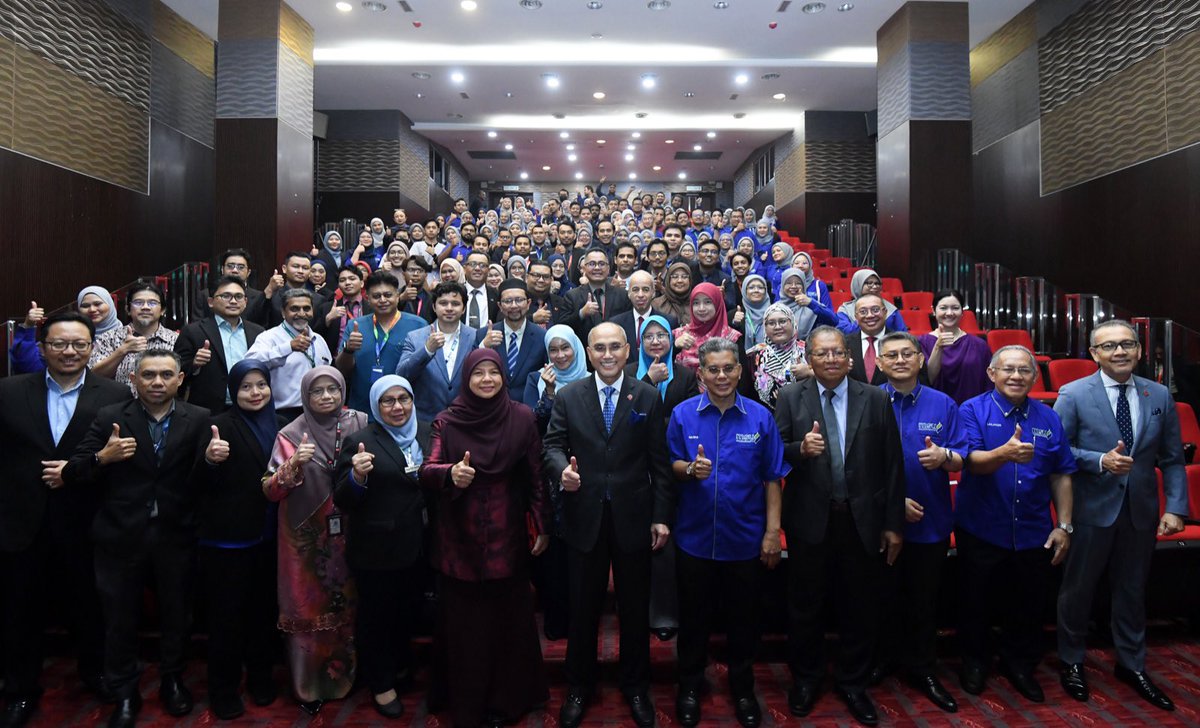 MohdShukriYajid's tweet photo. Officiated the soft launch of the Healthcare Mgmt System (HMS), an in-house innovation by the @MSUmalaysia Software Engineering and Digital Innovation Centre (SEnDI). Driving technology-enabled and personalised healthcare for improved patient experience and service efficiency. https://t.co/vfbXZqZZ9A