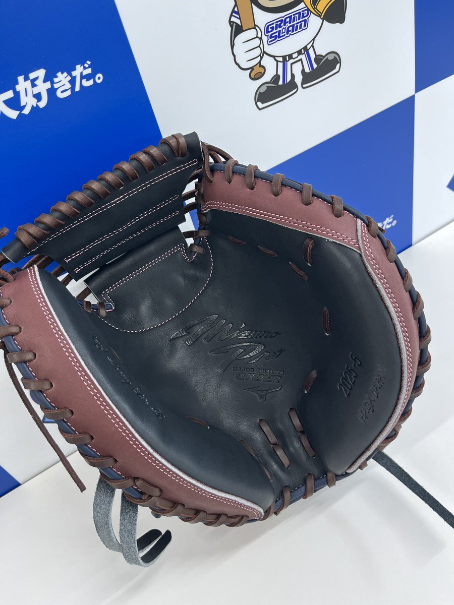 89_grandslam's tweet photo. #お客様のオーダーグラブをご紹介

MizunoPro ミズノプロ
捕手用 大城モデル -10mm

深く確実な捕球を求めるキャッチャーにオススメな"大城モデル"⚾️🔥
サイズを10mm小さくしてハンドリング性も高い仕様でのご注文😍

Iブラックとプラムブラウンのコラボレーションがコングラッチュレーション👍✨ https://t.co/93UCJkX0PS