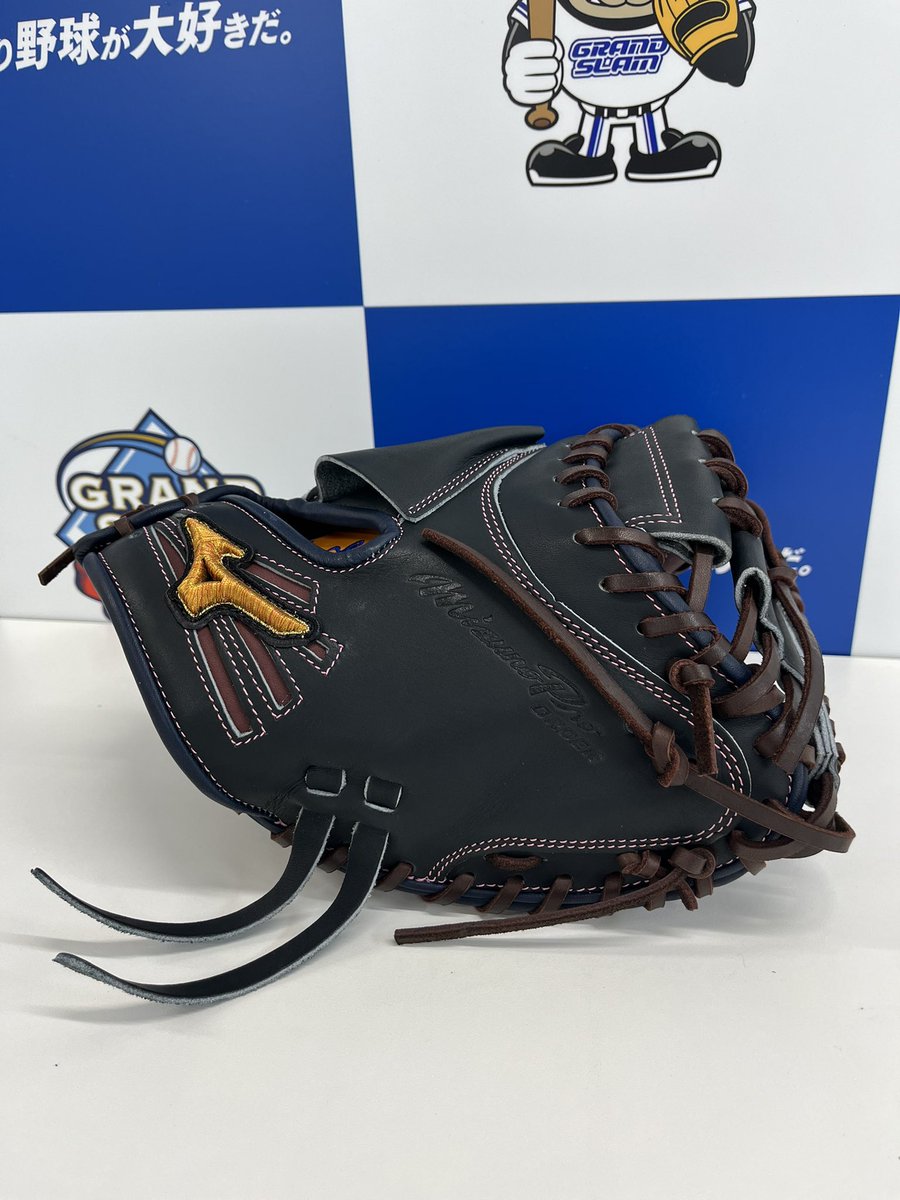 89_grandslam's tweet photo. #お客様のオーダーグラブをご紹介

MizunoPro ミズノプロ
捕手用 大城モデル -10mm

深く確実な捕球を求めるキャッチャーにオススメな"大城モデル"⚾️🔥
サイズを10mm小さくしてハンドリング性も高い仕様でのご注文😍

Iブラックとプラムブラウンのコラボレーションがコングラッチュレーション👍✨ https://t.co/93UCJkX0PS
