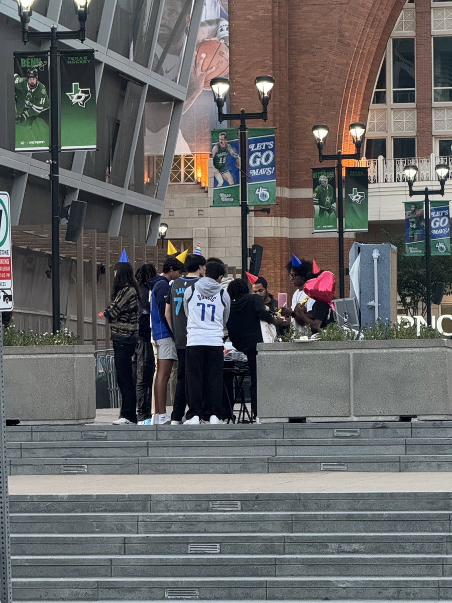 VictoriaEgreen's tweet photo. Scenes outside the AAC rn https://t.co/1BIGhpTGM0