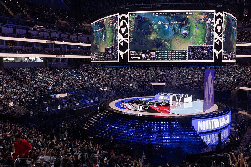 igoplayer0913's tweet image. 🎮【囲碁 × eスポーツ⁉️】

日欧戦第3局に出場してくれた西村仁二段とは、
League of Legends（LoL）という共通の趣味があります。

前にも書きましたが、LoLには囲碁と通じる要素が驚くほど多い。
そして近い将来、韓国（LoLでも世界最強）を震源地に、…