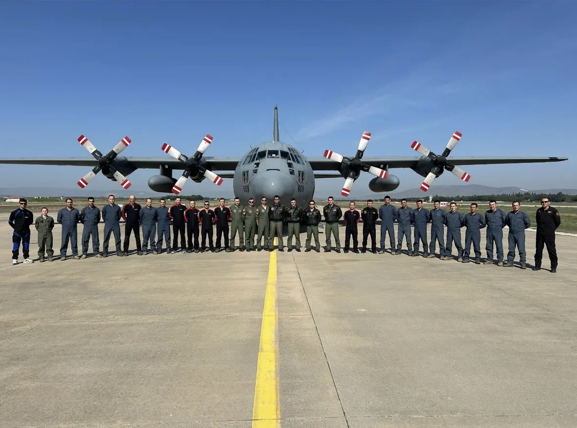 Başımız sağ olsun. 

Vatan uğruna gökyüzüne yükselen kahramanlarımıza minnetle. 

Aziz ruhlarınız şad olsun.