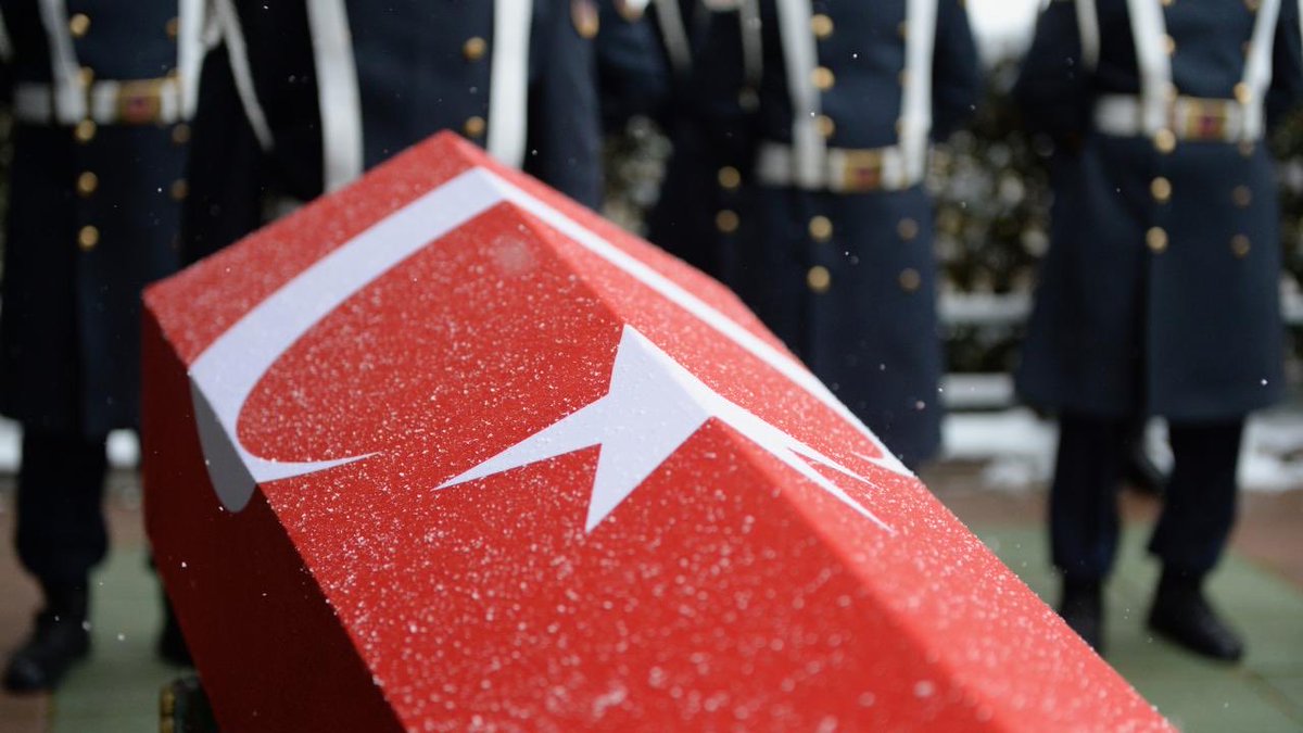 Şehit haberi hayatımızı durdurmaya yetmiyorsa bile en azından kahkahalar bir an olsun dinmeli, duruşumuz şehadete yürüyen yiğitlerin arkasında bıraktığı gözü yaşlı yetimleri incitmemeli.

Önden gidenlerin aziz ruhları şad olsun.
