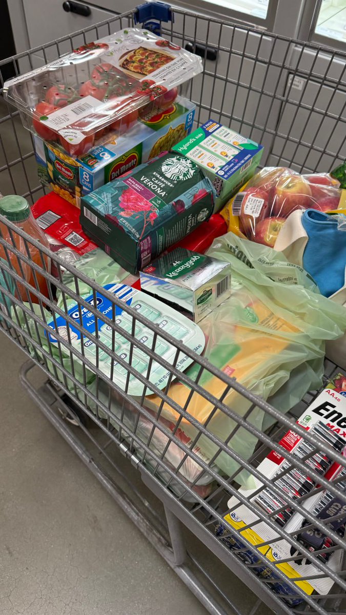 Kallio0218's tweet photo. Today at Sam's Club, guess how much this cart costs 💵
🛒 Shopping List:
🍎 One bag of Fuji apples (5lb)
🌽 One case of 8-can corn
🍅 One box of tomatoes (3lb)
🥤 One pack of 35 Coca-Cola cans
🥩 One rack of beef short ribs (3.47lb)
🐷 One package pork (4.99 lb)
🐔 One package chicken wings (5.46 lb)
☕️ One bag Starbucks coffee (2.5 lb)
🧈 One box Kerrygold pure Irish butter (8 oz, 3 sticks)
🧃 One pack juice (46 fl. oz.)
💊 Two boxes of Hyland's Kids Cold & Cough Syrup
🔋 One pack of Energizer Max AA batteries
One pack of cling film (two rolls)
🦷 One pack of dental floss