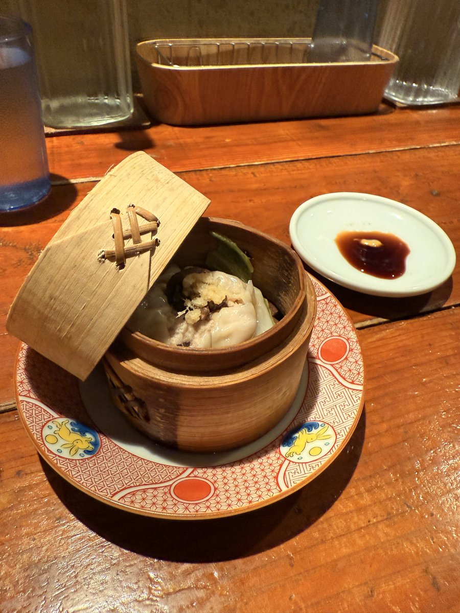 kazu0612kazu's tweet image. 11/10 札幌着 1杯目平岡一派代表Qさん
⁡
醤油わんたん麺+肉汁しゅうまい+ビール
（妻）塩らぁ麺
⁡
タイミングよくはるきらり、はるゆたか、春よ恋の新小麦の麺は香り素晴らしく芳醇な醤油に鶏油纏い啜り心地最高🥰 別格な2種の雲呑に焼豚🏆
ブレーカー落ちるハプニングがあり記憶に残る時間
⁡
#LabQ