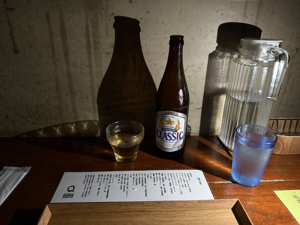 kazu0612kazu's tweet image. 11/10 札幌着 1杯目平岡一派代表Qさん
⁡
醤油わんたん麺+肉汁しゅうまい+ビール
（妻）塩らぁ麺
⁡
タイミングよくはるきらり、はるゆたか、春よ恋の新小麦の麺は香り素晴らしく芳醇な醤油に鶏油纏い啜り心地最高🥰 別格な2種の雲呑に焼豚🏆
ブレーカー落ちるハプニングがあり記憶に残る時間
⁡
#LabQ