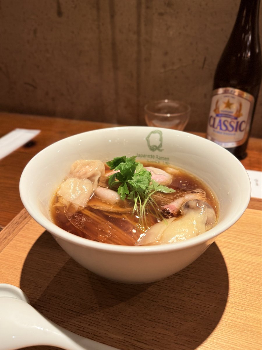 kazu0612kazu's tweet image. 11/10 札幌着 1杯目平岡一派代表Qさん
⁡
醤油わんたん麺+肉汁しゅうまい+ビール
（妻）塩らぁ麺
⁡
タイミングよくはるきらり、はるゆたか、春よ恋の新小麦の麺は香り素晴らしく芳醇な醤油に鶏油纏い啜り心地最高🥰 別格な2種の雲呑に焼豚🏆
ブレーカー落ちるハプニングがあり記憶に残る時間
⁡
#LabQ