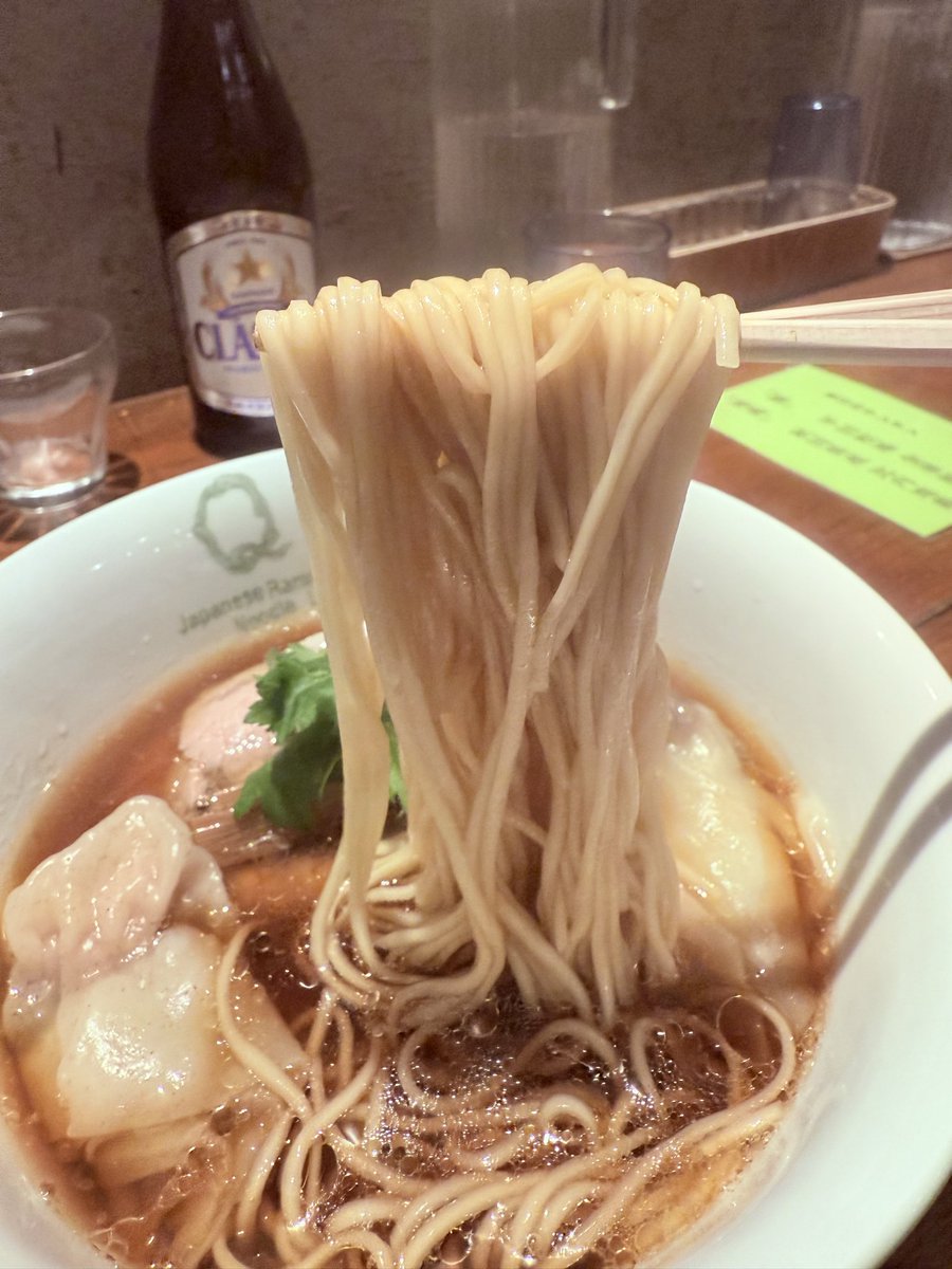 kazu0612kazu's tweet image. 11/10 札幌着 1杯目平岡一派代表Qさん
⁡
醤油わんたん麺+肉汁しゅうまい+ビール
（妻）塩らぁ麺
⁡
タイミングよくはるきらり、はるゆたか、春よ恋の新小麦の麺は香り素晴らしく芳醇な醤油に鶏油纏い啜り心地最高🥰 別格な2種の雲呑に焼豚🏆
ブレーカー落ちるハプニングがあり記憶に残る時間
⁡
#LabQ