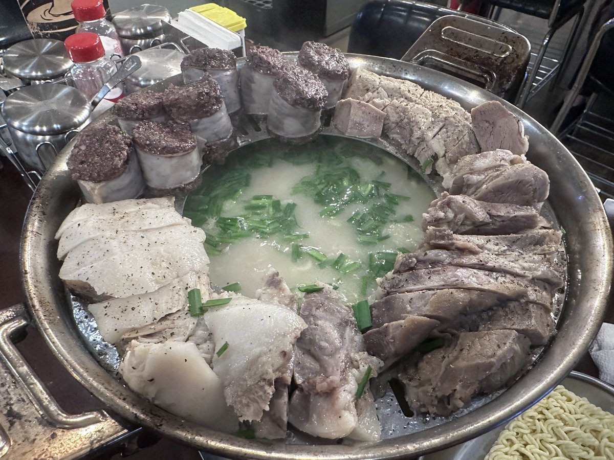 ageha47's tweet image. 최근에 가장 놀랐던 순대국집! 올해의 발견!! 신림에 있는 서림실비!! 모듬수육전골 시키면 항정, 돈설, 나물 들어간 순대 등 돼지 특수부위 수육으로 내어주시고 국물 안에도 오소리감투와 머릿고기가 가득! 매운 양념장 풀어먹으면
그게 또 기가막혀서.. 올해 2-3번은 더 가지
않을까 싶다,