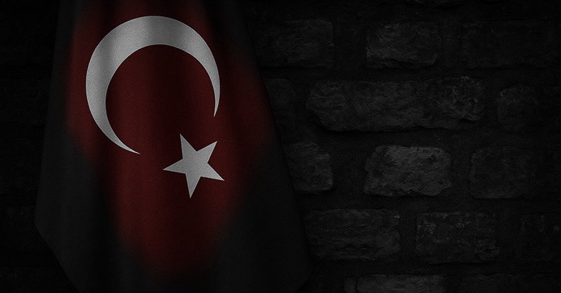 Azerbaycan’dan ülkemize dönüş yolunda düşen askerî kargo uçağında şehit olan kahraman Mehmetçiklerimizin haberi, milletimizin yüreğine bir kez daha kor gibi düştü.

Bu toprakların bağımsızlığı, onların emaneti; bu bayrağın dalgalanışı, onların nefesidir.

Bir milletin onuru,