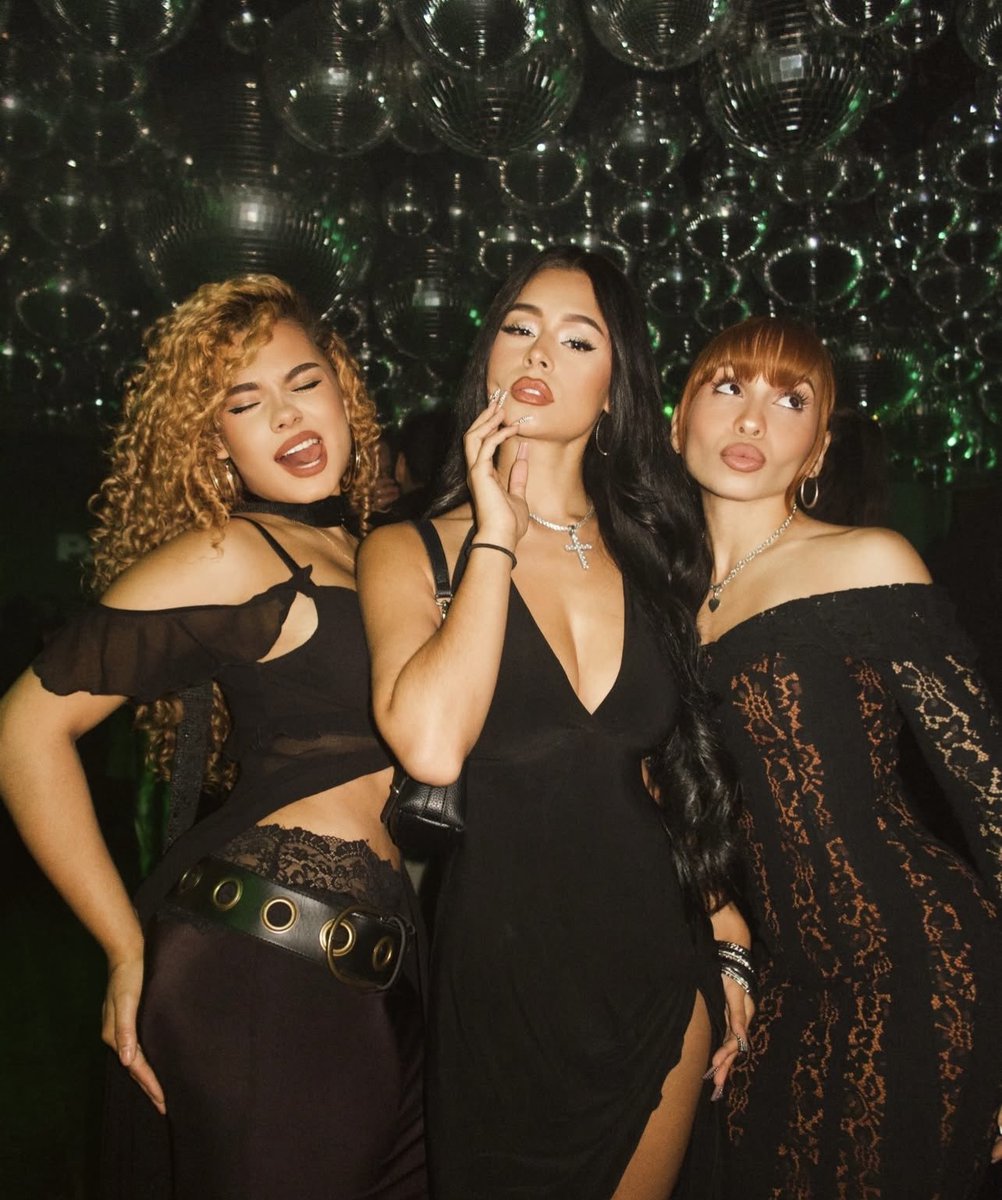 belladose's tweet photo. Paper Magazine last night ๐ค
#papermagazine #girlsnight #belladose #girlgroup #greenseal https://t.co/CPrbnDpaai