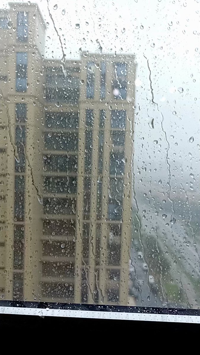 Rayvcallace's tweet image. 雨の日はあんまり好きじゃないな
でも、最近は毎日雨が降ってるね…