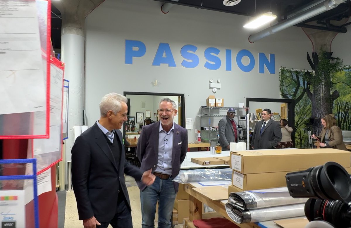 SpeedProChiLoop's tweet image. Privileged to host Ambassador Rahm Emanuel at SpeedPro Chicago Loop for a powerful veterans&apos; roundtable—grateful for the inspiring conversations and leadership on such a significant day. 🪖 🎖️ 🫡 #USMC #MARINECORPS #Veteran #Leadership #Rahm #SpeedProChicagoLoop #RahmEmanuel