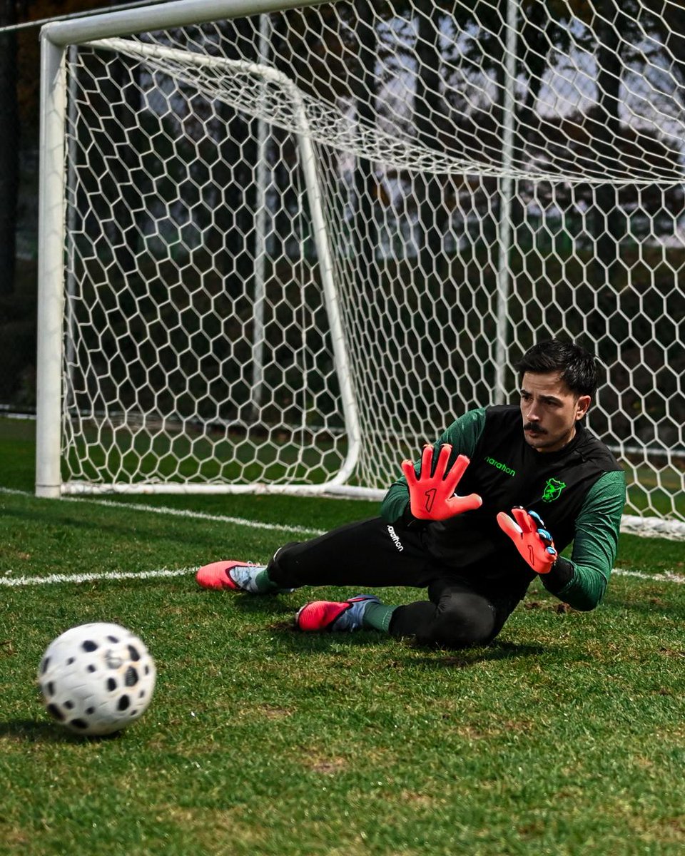 #LaVerde #FútbolBoliviano #Noticias 
La selección nacional practica con la pelota que será utilizada en el partido del viernes frente a Corea del Sur. Gerónimo Govea, Rodrigo Banegas y Guillermo Viscarra son los arqueros. (Fotos: FBF) #PREMIUM