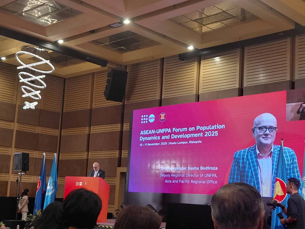 UNFPATimor's tweet image. 🌏 The first-ever #ASEANUNFPA Forum on #PopulationDynamics &amp;amp; Development kicked off in Kuala Lumpur! Leaders &amp;amp; experts from all 11 ASEAN countries, including TL, discussed youth, fertility, family, &amp;amp; migration to harness demographic opportunities.
more: asiapacific.unfpa.org/en/news/ageing…