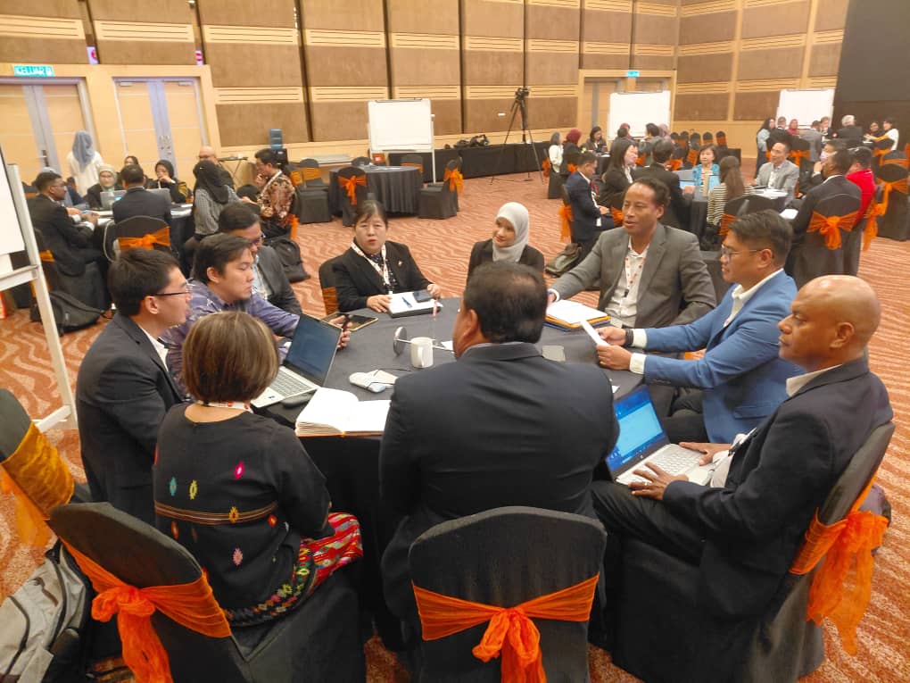 UNFPATimor's tweet image. 🌏 The first-ever #ASEANUNFPA Forum on #PopulationDynamics &amp;amp; Development kicked off in Kuala Lumpur! Leaders &amp;amp; experts from all 11 ASEAN countries, including TL, discussed youth, fertility, family, &amp;amp; migration to harness demographic opportunities.
more: asiapacific.unfpa.org/en/news/ageing…