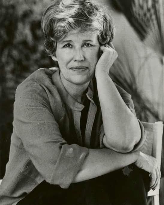 إيرمابومبيك 
كاتبة وصحفية امريكية شهيرة راحلة .. 
سألوها قبل ان ترحل :  ماذا لو عاد بك الزمان .. هل كنت ستعيشين حياتك بنفس الطريقة ؟؟ وتختاري نفس الإختيارات ؟

أجابت بأنها غير نادمة على أي شيء فعلته لكن ...

- لو عادت بي الحياة مرة أخرى لن اقضي شهور الحمل في الشكوى من متاعبه..