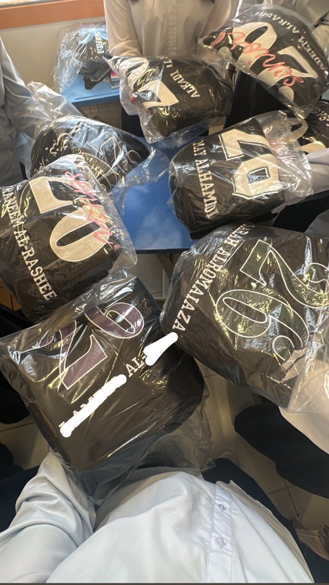 جاكيت التخرررج وصل واخييراً ، مايحتاج اقول اي واحد حقي لان واضحه💜💜