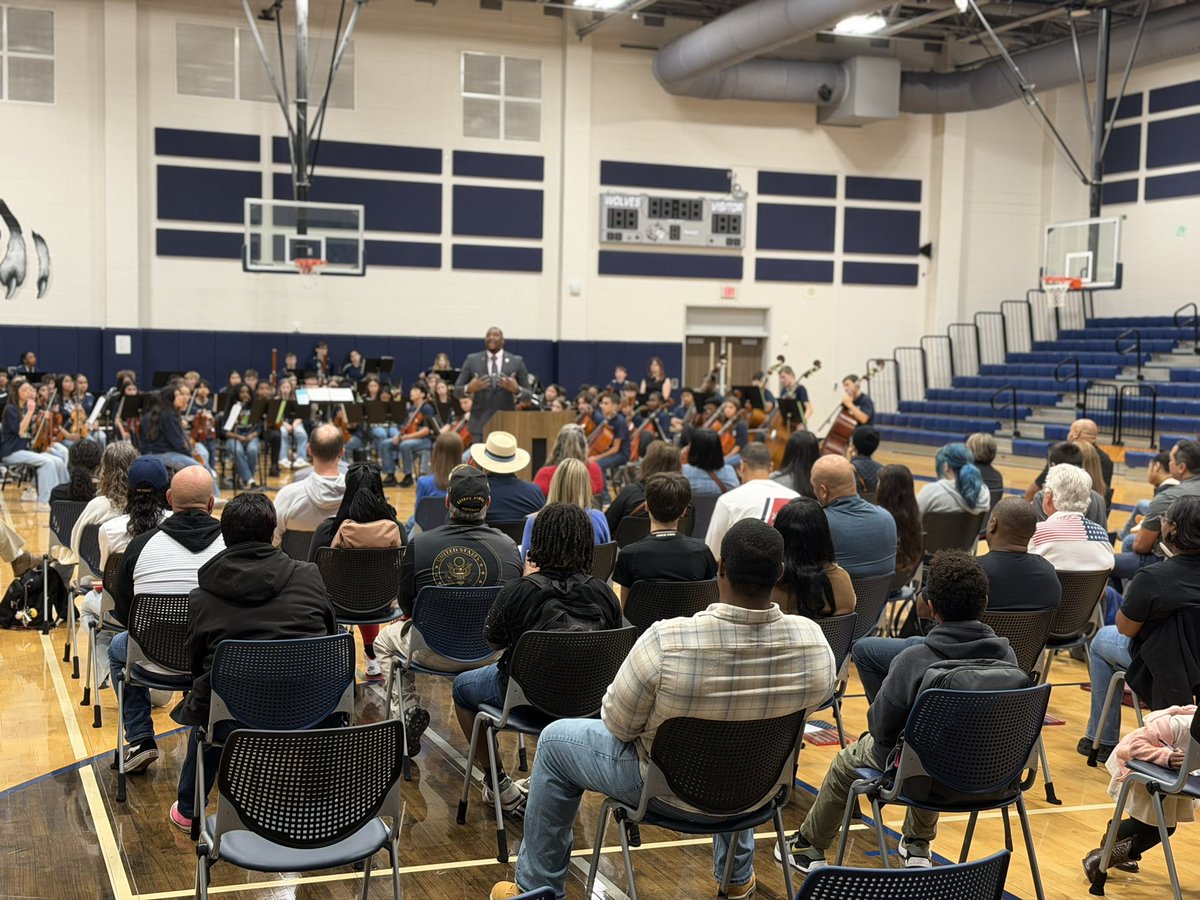 WLMS_AVID's tweet image. This speaker shared the gift of service today @HumbleISD_WLMS I’m thankful I was able to listen. Happy Veterans Day!