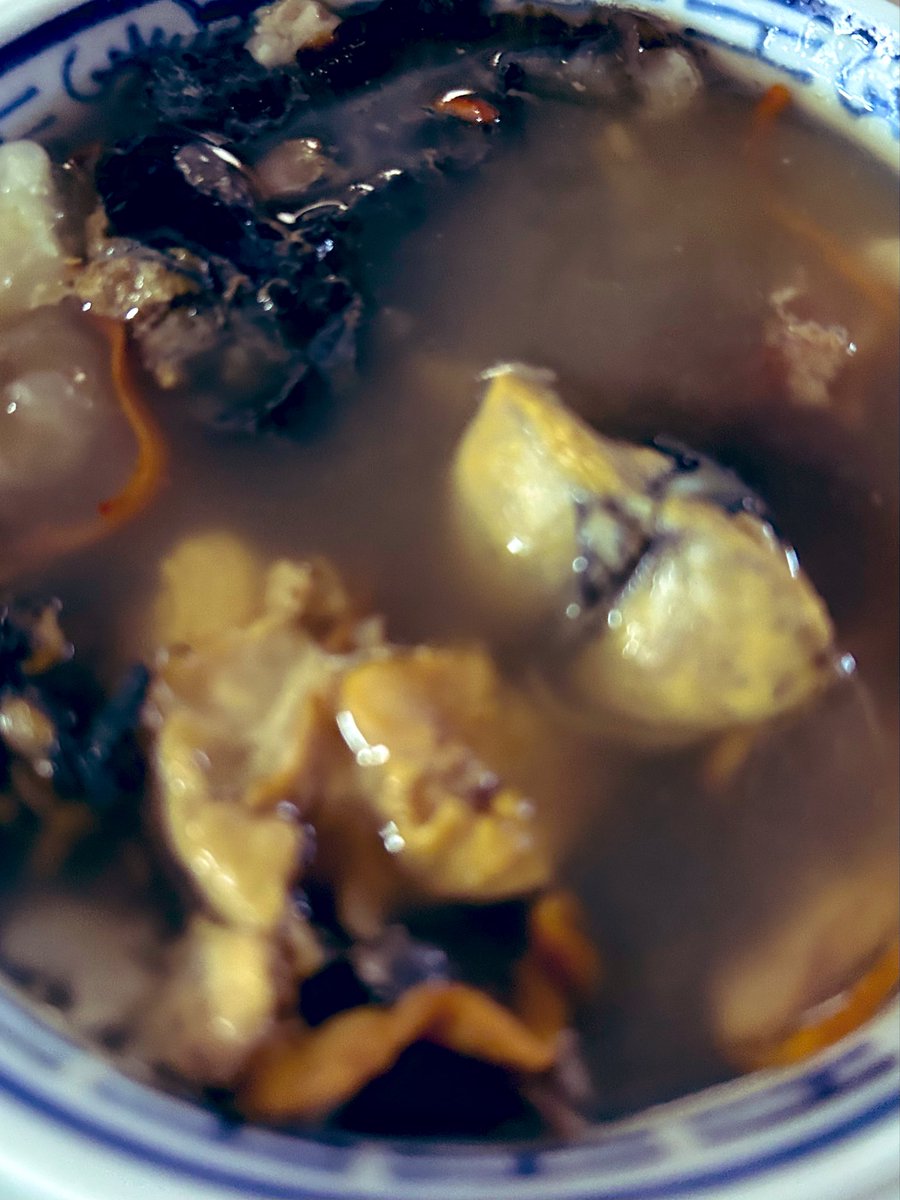 今天十一月十一日，也是美國老兵日。早上拿花去老人院參加老兵活動。天氣變冷了，晚上回家做飯吃；東菇雞，蔥爆牛肝，炒咱家種的南瓜還有㷛烏雞湯…😋😅👨‍🍳是時候補一補🤭