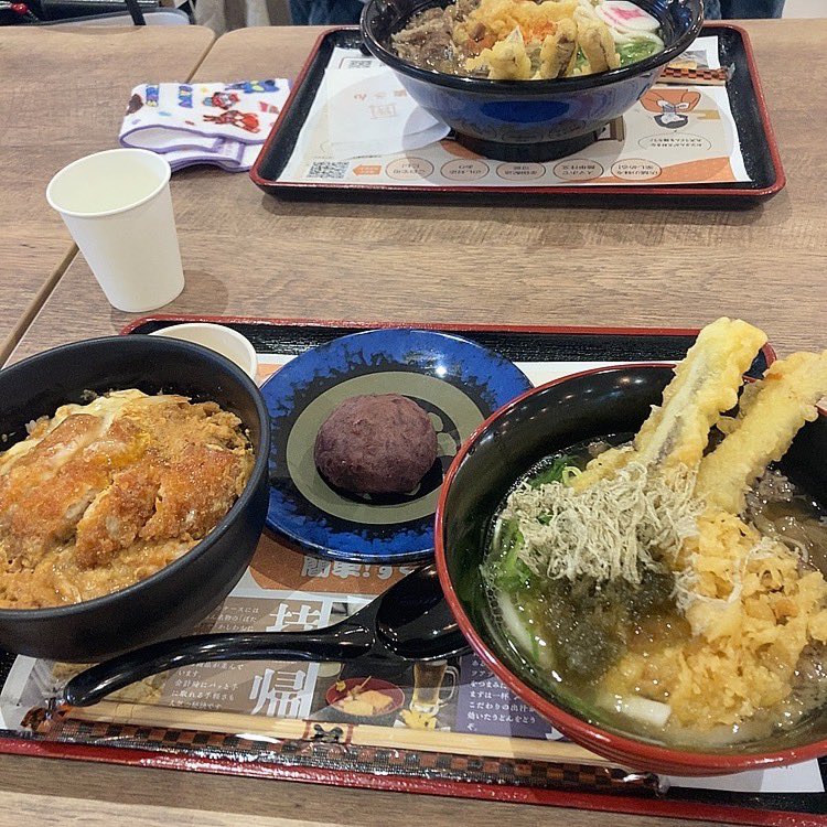 地元のフードコートに資さんうどんが進出したので、帰ったタイミングで行きました☺️🥢
九州の甘めな醤油が好きな私にはお出汁が甘くてぴったりでした✨

大行列に並んで食べた甲斐がありました！
また近々行きたいです🥹

今日も頑張りましょー！
おはようございます😊