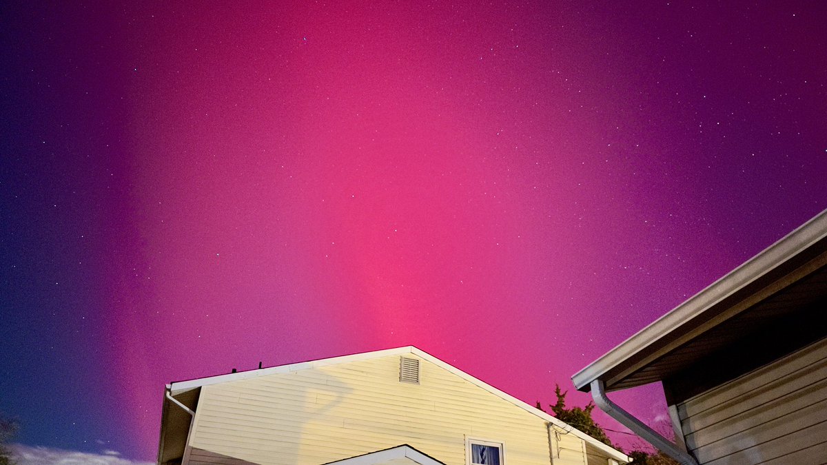 NJWeatherGuys's tweet photo. Northern Lights resulting from the G4 Geomagnetic Storm that is ongoing.  Taken in Ocean County, NJ through cloud layers that are pushing through.  

Time: 11:50PM 11/11/25

Att: @NWS_MountHolly https://t.co/JIQGaypKsP
