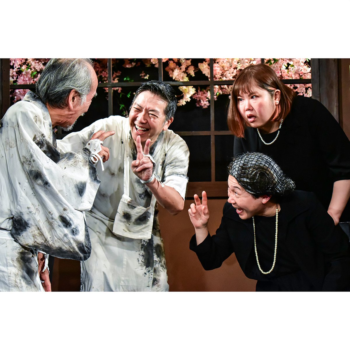 「劇団だるま座 29周年 秋 冬」は『煙が目にしみる』
10月、11月(上演中)、12月(17〜24日)
12月は1ステージ増えて全３０ステージ
荻窪の秘密基地（アトリエだるま座）で
3か月連続上演いたします
毎月いろいろキャストが入れ替わり立ち替わり出演します！
(写真／11月本上演座組、衣裳付き通し稽古)